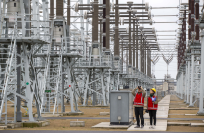 運維人員在特高壓泰州站巡視設備